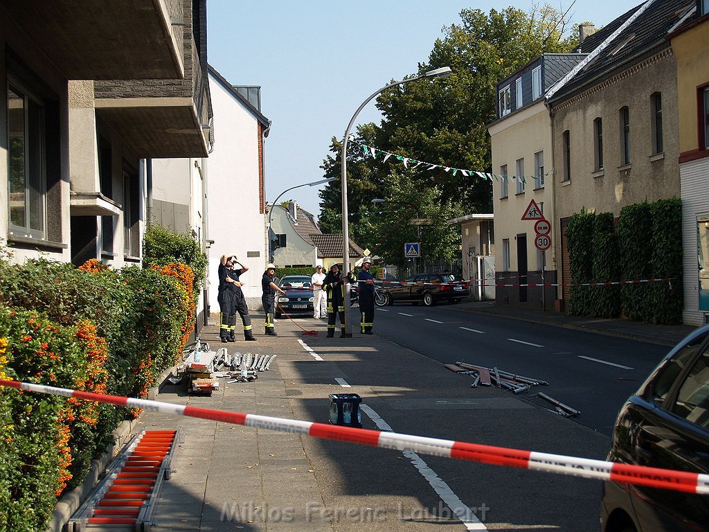 Geruest droht umzukippen Koeln Holweide P174.JPG